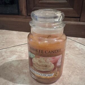 RETIRED Yankee Candle "VANILLA CUPCAKE" Large 22 oz Jar lit once FRESH ~ RARE